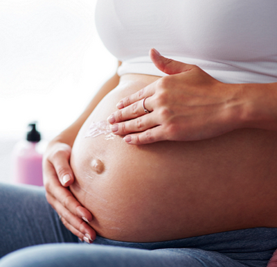 ¿Cómo evitar las estrías en el embarazo?